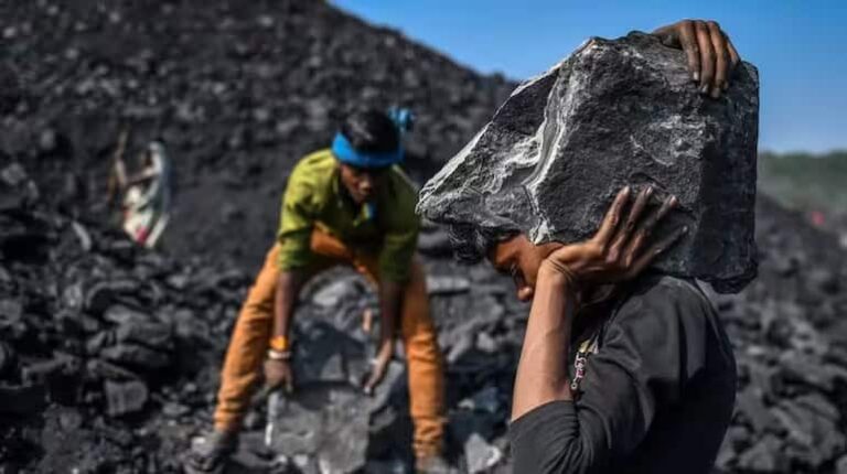 Coal India का शेयर रौनक वाले मार्केट में भी धड़ाम, नुवामा के बेयरेश रुझान पर आई 3% की गिरावट