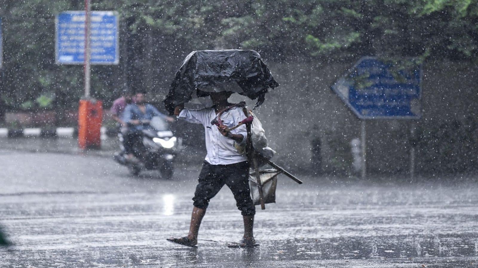 Delhi NCR Weather: तेज आंधी के साथ झमाझम बारिश... दिल्ली-NCR में अचानक बदला मौसम, IMD ने दी ये चेतावनी