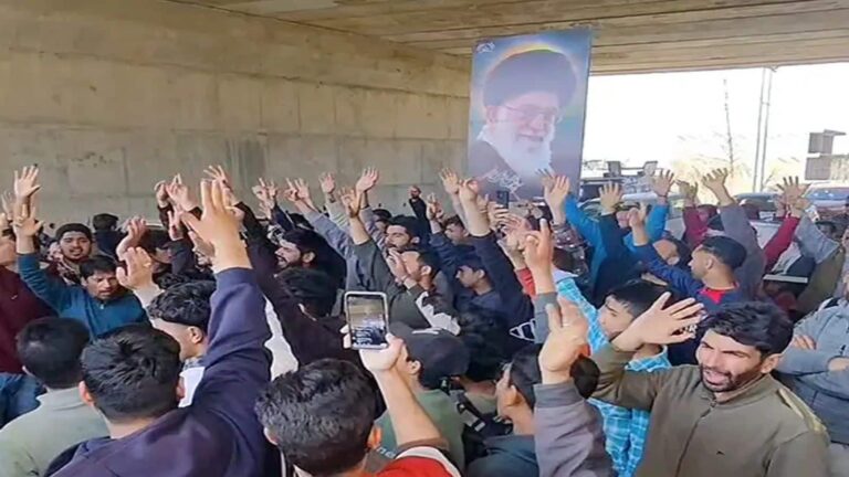 Khamenei Killing: लखनऊ से लेकर कश्मीर और लद्दाख तक... खामेनेई की मौत के विरोध में भारत के कई हिस्सों में मुस्लिमों का प्रदर्शन