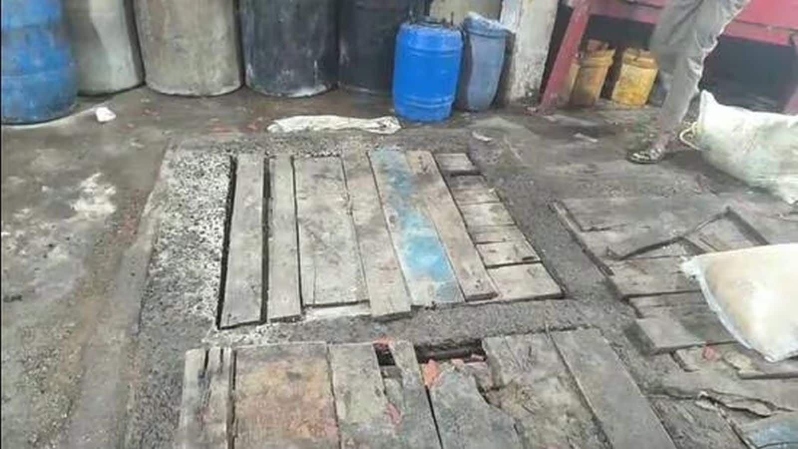 Delhi News: दिल्ली में अचार का कुआं बना काल! नांगलोई में फैक्ट्री मालिक और उसके बेटे की दर्दनाक मौत