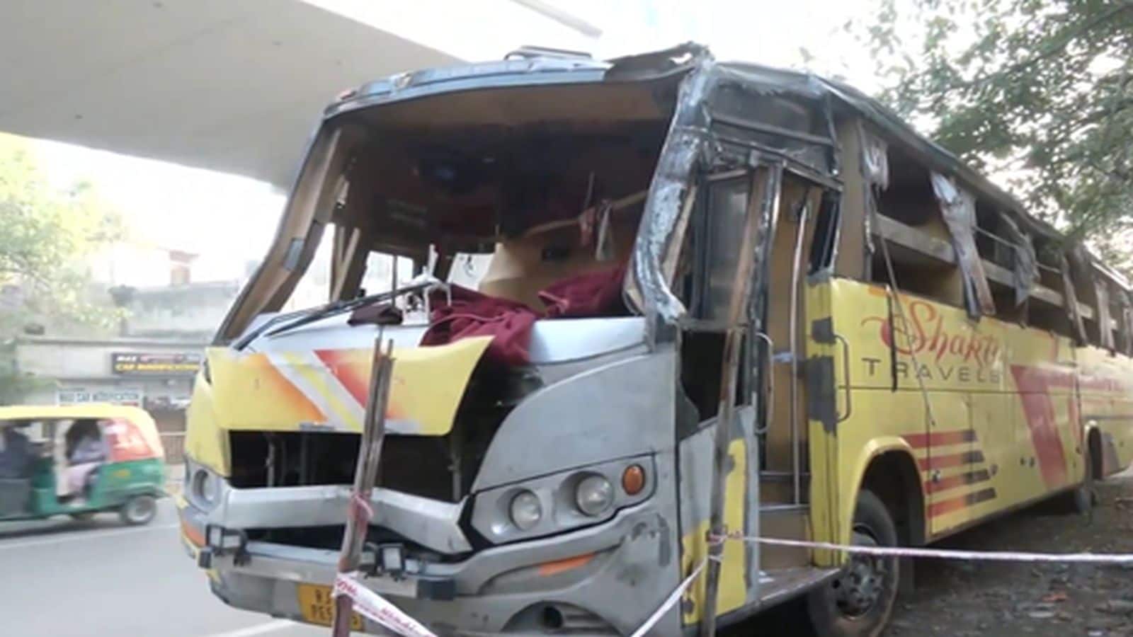 Delhi Road Accident: दिल्ली के करोल बाग में भीषण हादसा! झंडेवालान मंदिर के पास बस पलटने से 2 लोगों की मौत, 23 यात्री घायल