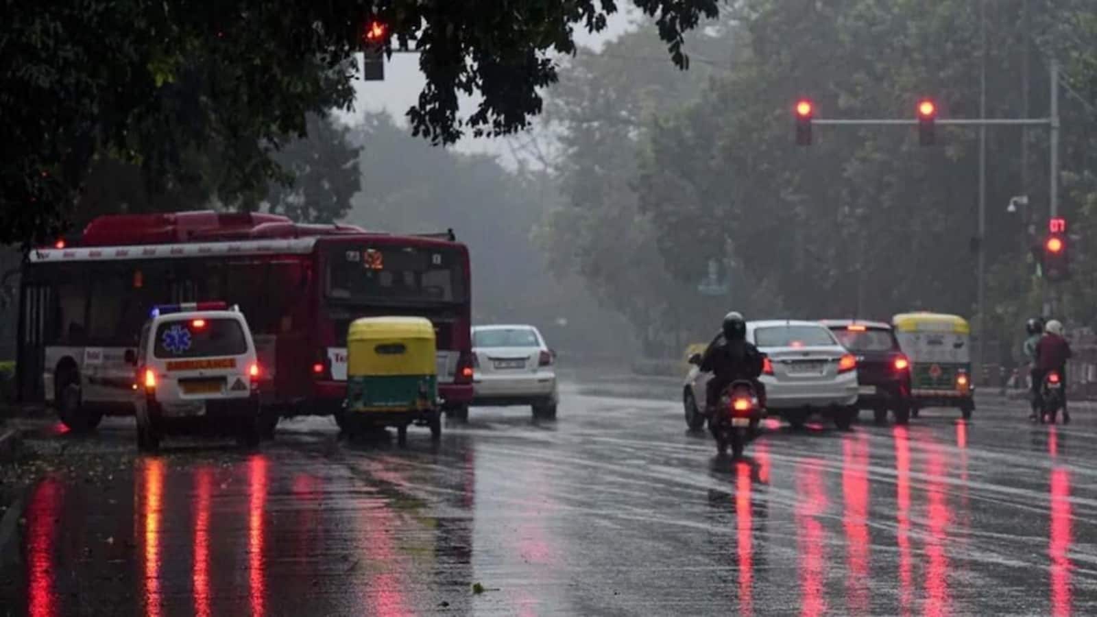 Delhi Weather Today: दिल्ली-NCR में सुबह हल्की बूंदाबांदी के आसार, IMD ने जारी किया बारिश-तूफान का अलर्ट