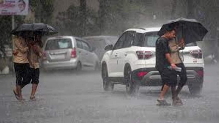 Delhi Weather Today: दिल्ली में आज बदलेगा मौसम का मिजाज, हल्की हवाओं के साथ गरज, धूल भरी आंधी और बारिश के आसार