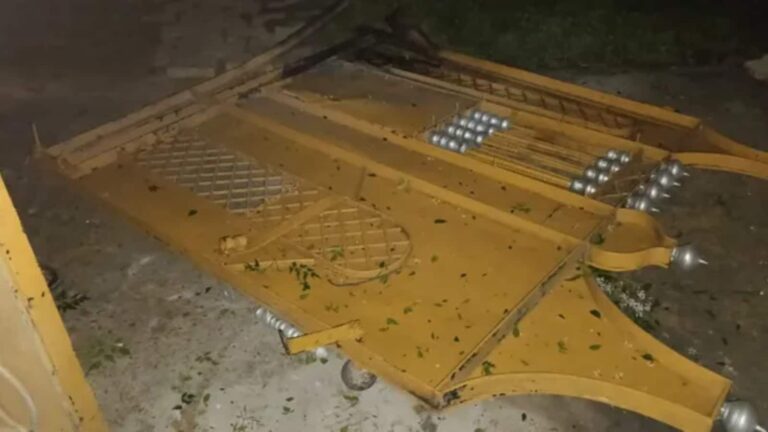 Jammu and Kashmir Blast: सांबा में पूर्व सरपंच के घर के पास हुआ जोरदार ब्लास्ट, गेट के उड़े परखच्चे, पूरे इलाके में दहशत