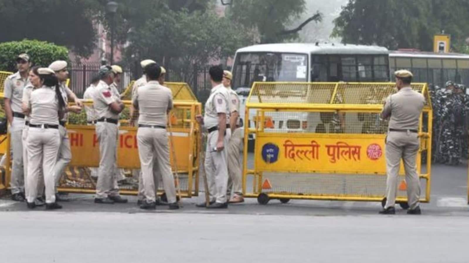 Eid Security: ईद से पहले दिल्ली में हाई अलर्ट; द्वारका और उत्तम नगर में बढ़ाई गई सुरक्षा, 100 से अधिक चौकियों पर तैनाती