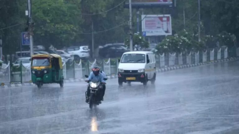 Delhi Weather Update: दिल्ली में फिर बदला मौसम का मिजाज, बारिश और तूफान का अलर्ट जारी