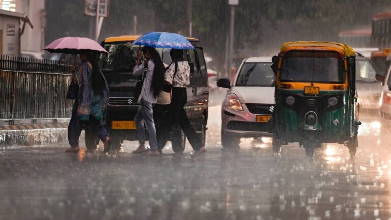 Delhi Weather Today: दिल्ली में आज गरज-चमक, आंधी और बारिश के आसार, IMD ने जारी किया येलो अलर्ट