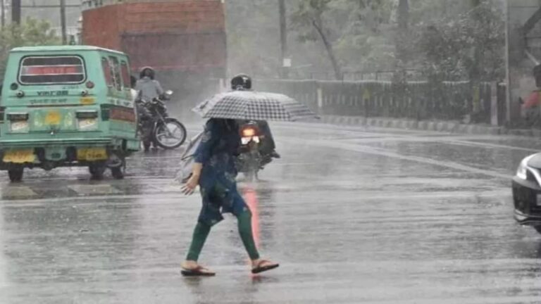 Delhi Weather Today: दिल्ली में आज बारिश और तेज हवाओं का अलर्ट, जानें पूरा वीकेंड फोरकास्ट