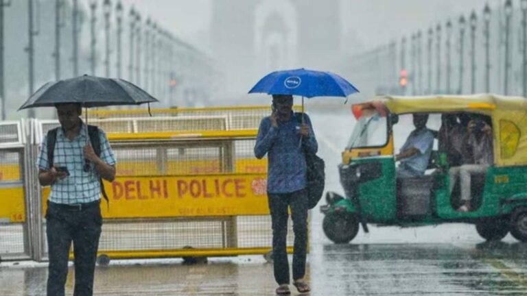 Delhi Weather Forecast: दिल्ली में तीन दिनों तक बारिश की संभावना, तापमान में भी आएगी गिरावट, IMD ने जारी किया येलो अलर्ट