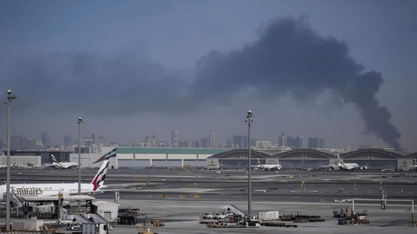 Dubai International Airport: ड्रोन हमले के बाद दुबई एयरपोर्ट के पास लगी आग, सभी उड़ानें रद्द, सामने आया वीडियो