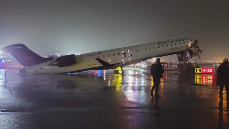 LaGuardia Airport Accident: न्यूयॉर्क में बड़ा हादसा, रनवे पर फायर ट्रक से टकराया एयर कनाडा का विमान, 100 यात्री थे सवार