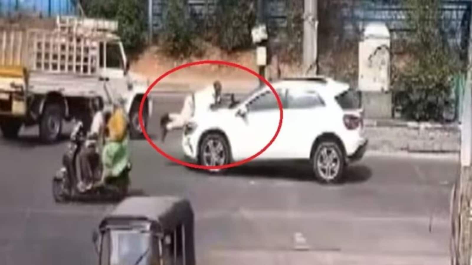 Hyderabad Drunk Driving Case: नशे में मर्सिडीज चालक ने ट्रैफिक कांस्टेबल को मारी टक्कर, लगभग 1 किमी तक बोनट पर घसीटा