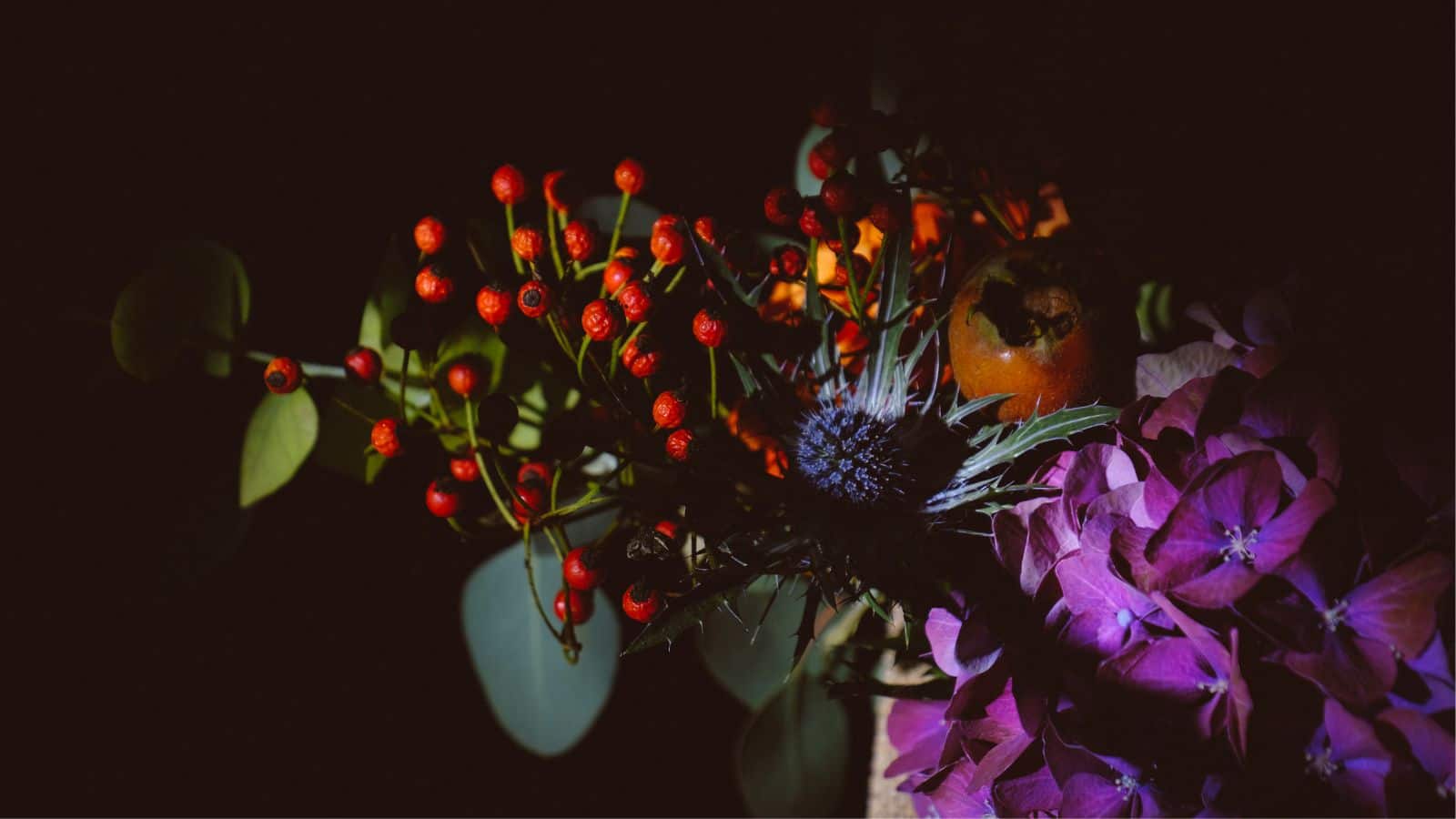 रात होते ही महक उठेगी बालकनी, गमले में लगाएं ये 3 खुशबूदार पौधे