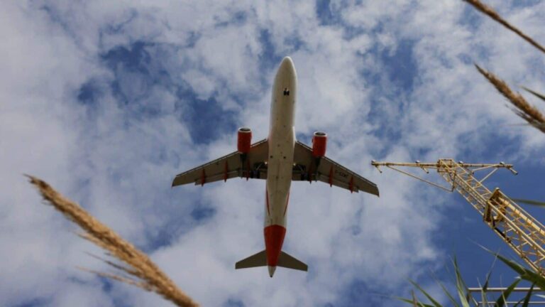 हवाई सफर पर 'मिडिल ईस्ट युद्ध' की मार, एक महीने में दोगुनी हुई जेट फ्यूल की कीमत; एयरलाइंस ने सरकार से की राहत की मांग