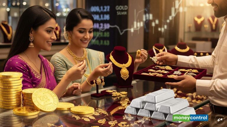 Gold Silver Prices: सोना-चांदी में बड़ी गिरावट! खरीदारी का मौका, या फिर भागने में भलाई? जानिए एक्सपर्ट से