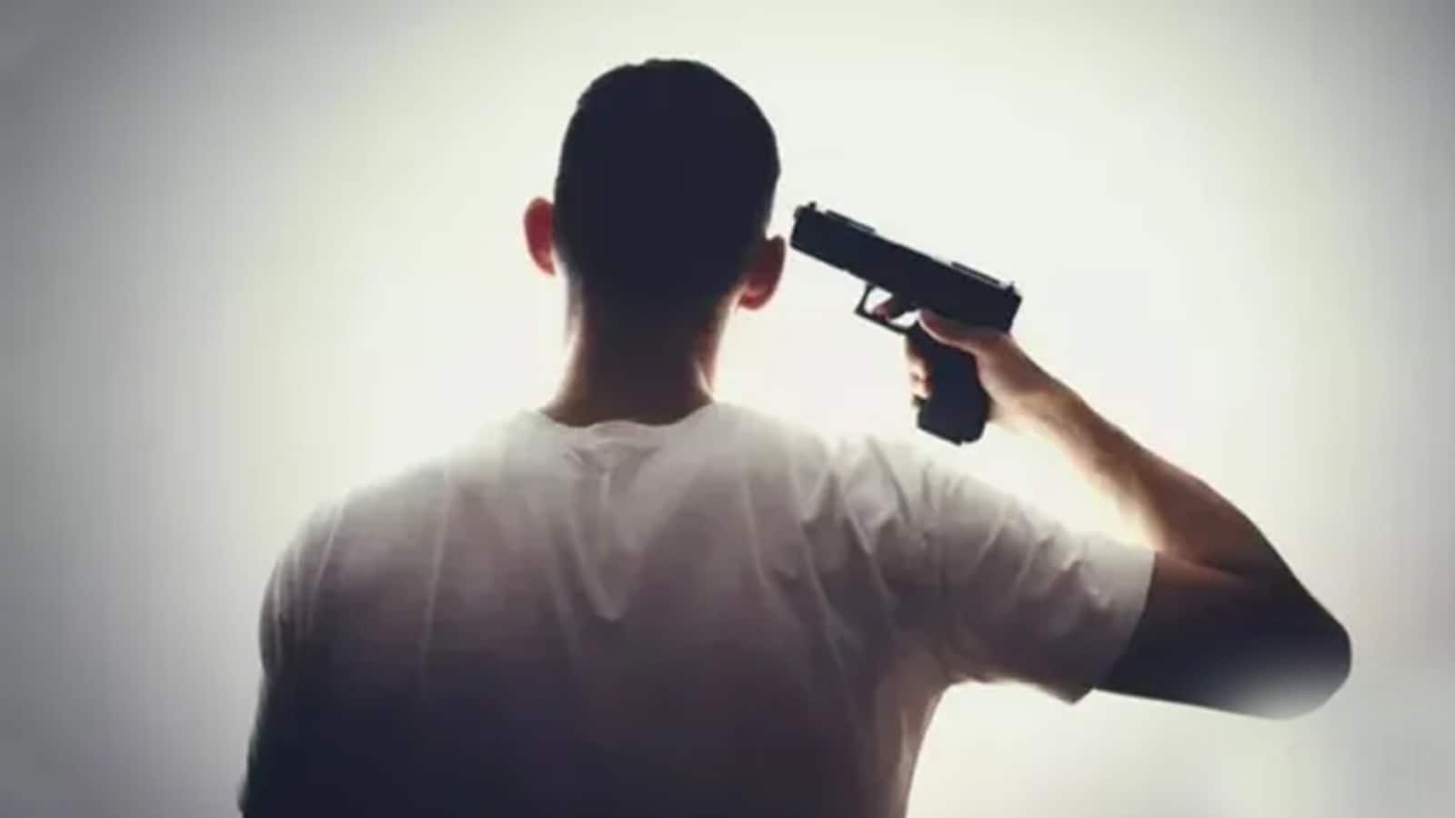 Greater Noida Suicide Case: 12वीं के छात्र ने पिता की बंदूक से खुद को मारी गोली, आत्महत्या से पहले फोन का डेटा किया डिलीट