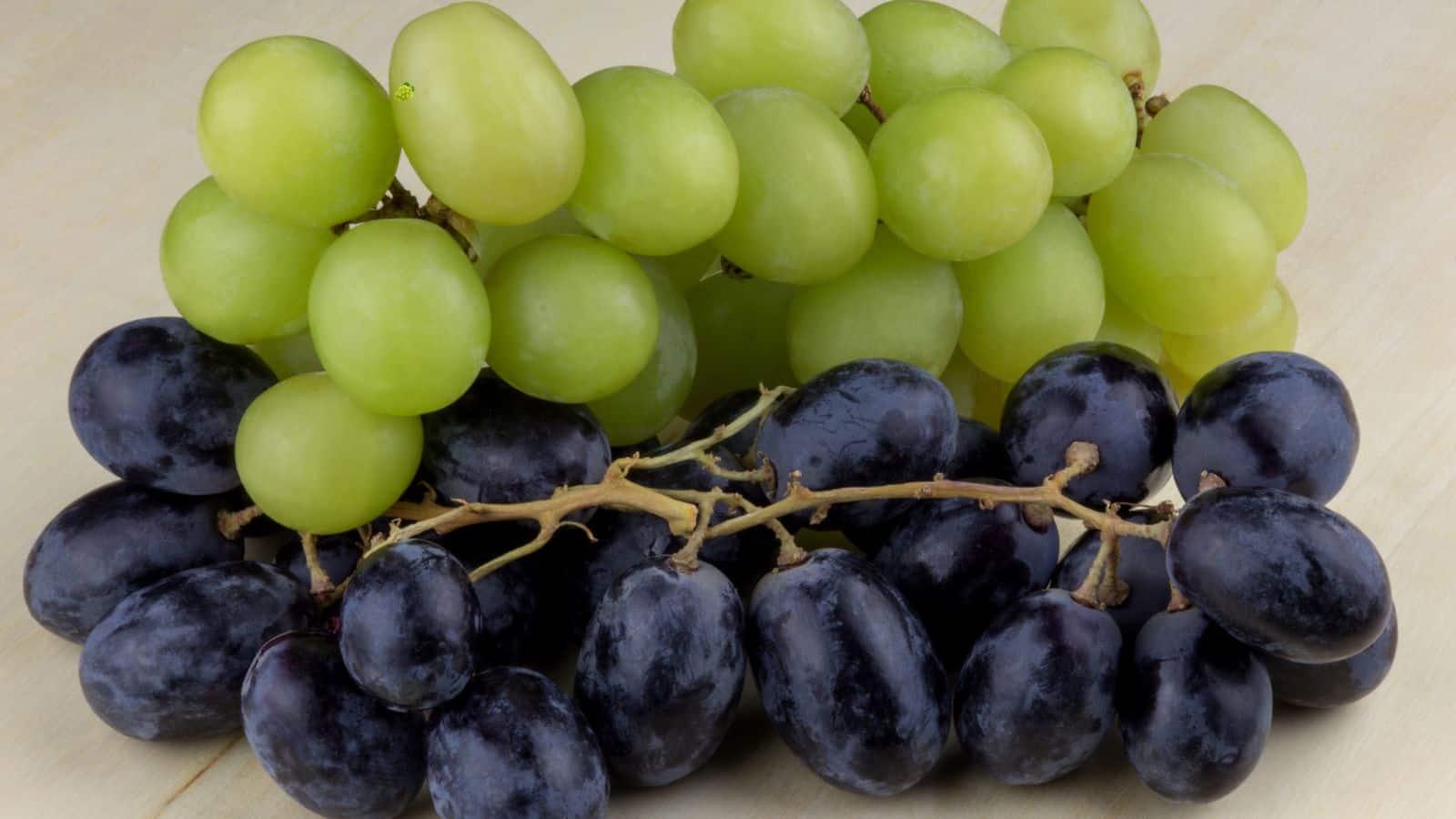 अंगूर खरीदने से पहले जान लें ये फर्क, हरे और काले में कौन है बेस्ट ऑप्शन