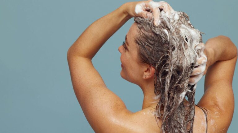 Hair wash tips: हेल्दी, शाइनी और मुलायम बाल पाने के लिए अपनाएं ये हेयर वॉश रूटीन