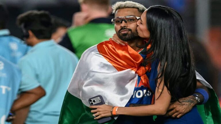 Hardik Pandya: वर्ल्ड चैंपियन हार्दिक पांड्या ने भारतीय तिरंगे का किया अपमान? शिकायत दर्ज, FIR फाइल करने की मांग