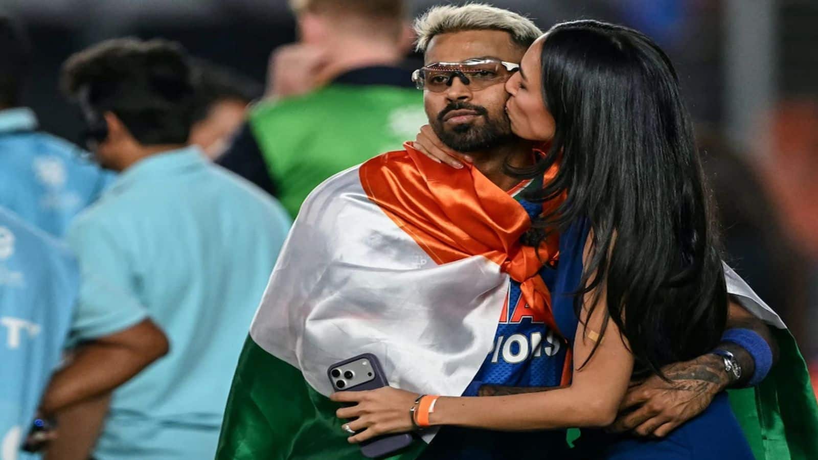 Hardik Pandya: वर्ल्ड चैंपियन हार्दिक पांड्या ने भारतीय तिरंगे का किया अपमान? शिकायत दर्ज, FIR फाइल करने की मांग