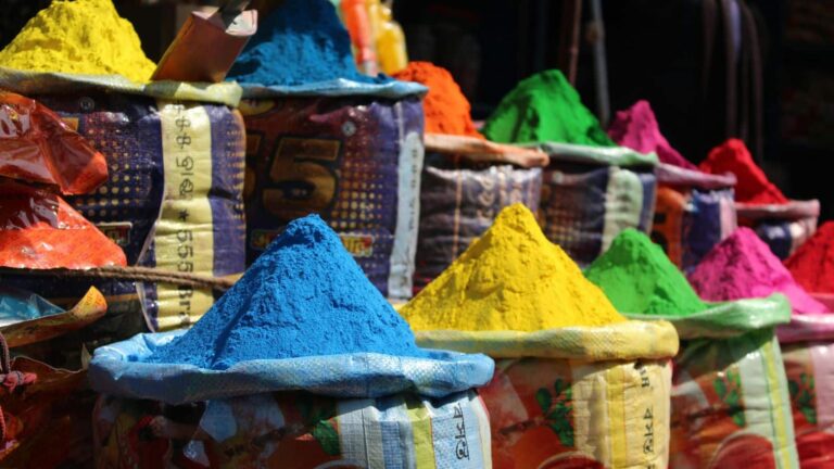 Holi Gulal Safety Tips: होली पर नकली गुलाल से बचें, ऐसे करें घर पर क्वालिटी चेक