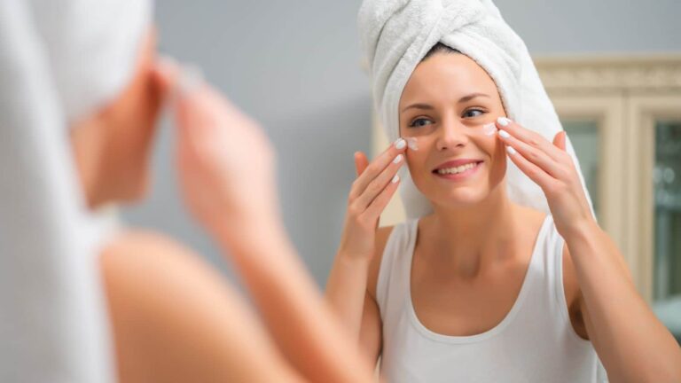 उम्र से पहले ढीली हो रही स्किन? जानें टाइटनिंग के असरदार घरेलू तरीके