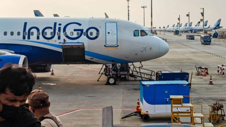 IndiGo की फ्लाइट ने दिल्ली एयरपोर्ट पर की इमरजेंसी लैंडिंग, इंजन में खराबी की आशंका