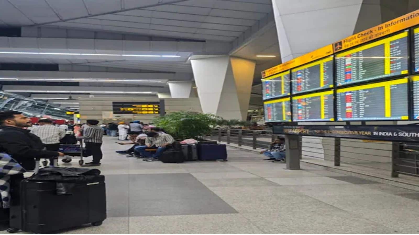 US-Israel Attack Iran: मिडल-ईस्ट में संकट के बीच भारत ने बढ़ाया मदद का हाथ, फंसे हुए विदेशी नागरिकों के लिए जारी की एडवायजरी