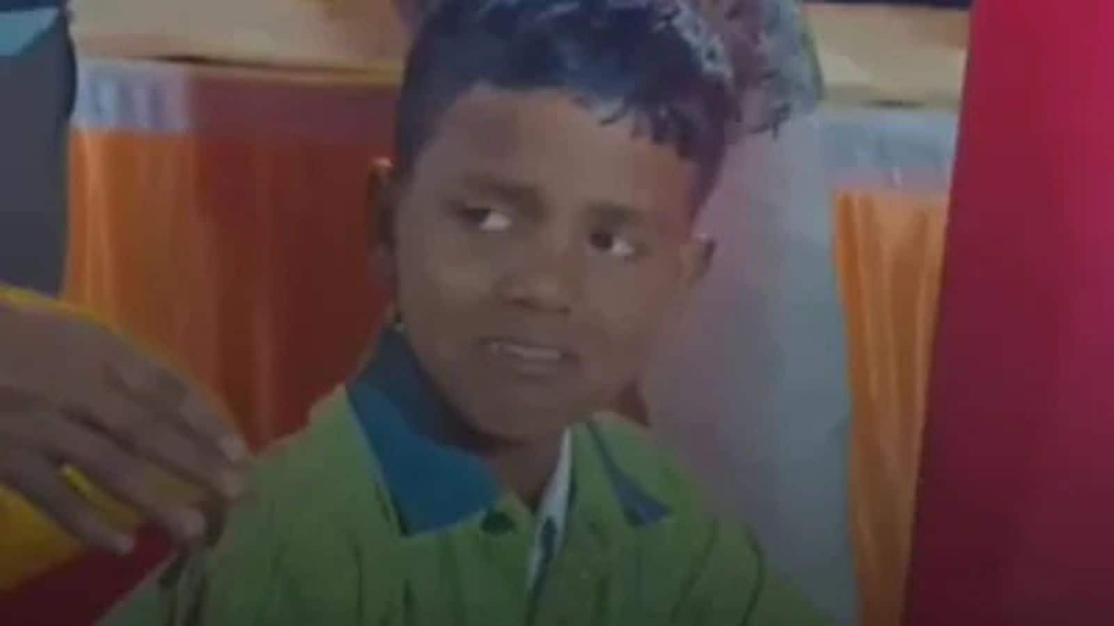 Video Viral: शादी में युवक ने बच्चे के प्लेट से उठाया रसगुल्ला, सोशल मीडिया पर वायरल हुआ वीडियो