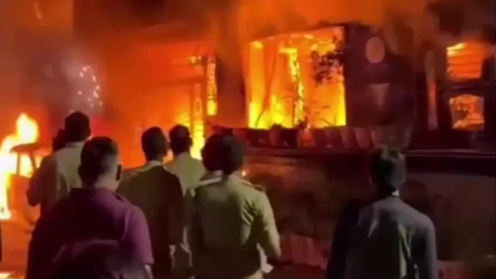 Indore Fire: EV के चार्जिंग पॉइंट में ब्लास्ट से लगी आग! पूरा घर धूं-धूं कर जला, सिलेंडर फटने से 7 की मौत