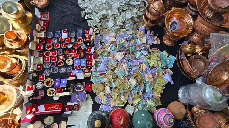 Iran War: ईरान के समर्थन में आए हजारों कश्मीरी! महिलाओं ने दान किए सोना-चांदी, कैश और तांबे के बर्तन, देखें- VIDEO