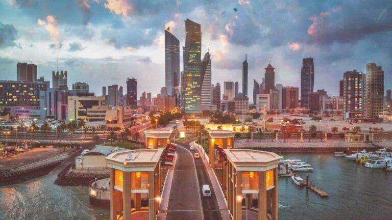 ईरान युद्ध से कतर और कुवैत में 1990 के 'गल्फ वॉर' जैसी भयंकर मंदी का खतरा, ब्लूमबर्ग की लेटेस्ट रिपोर्ट में हैरान करने वाला खुलासा