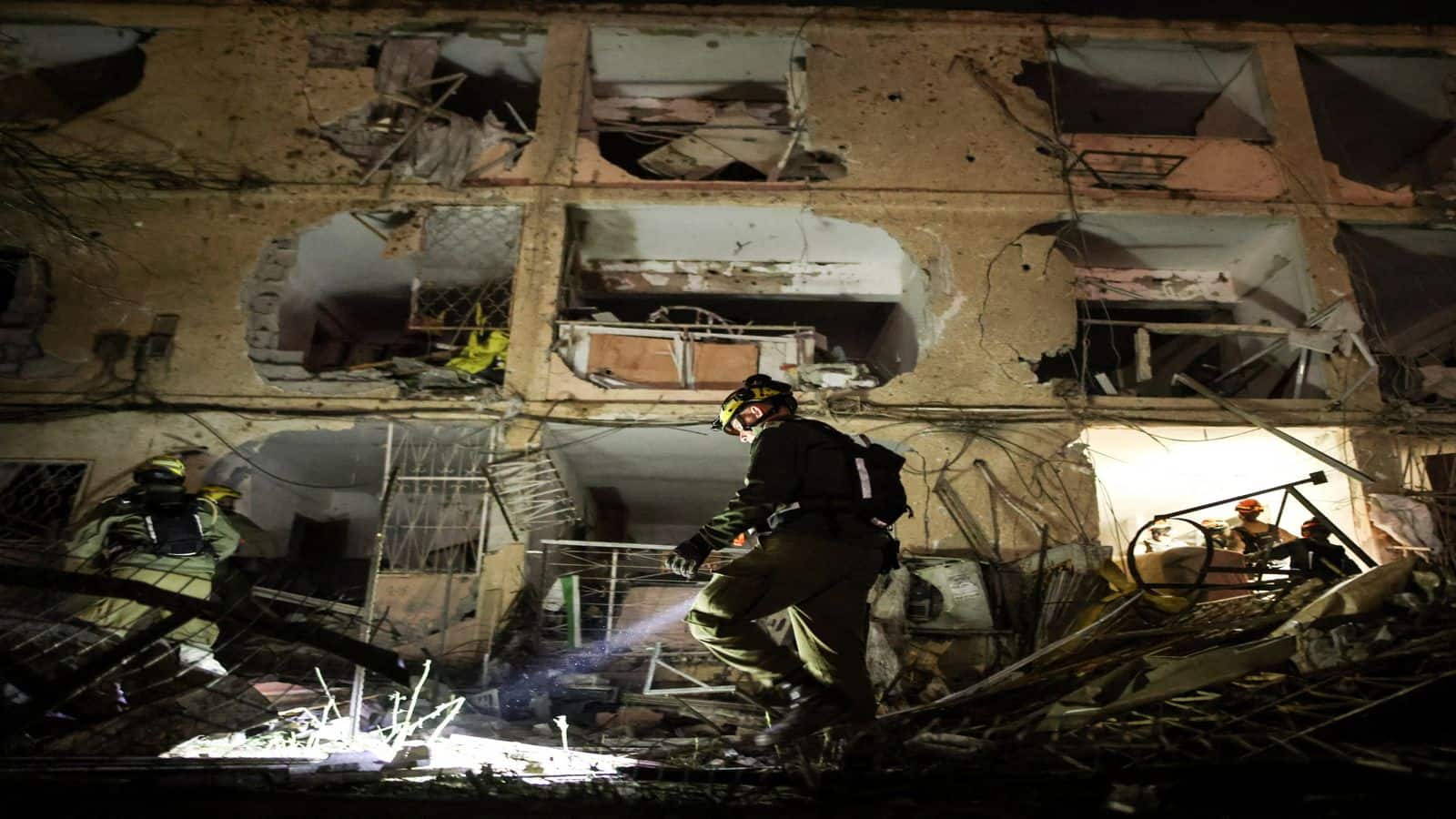 इजरायल पर ईरान का जबरदस्त हमला! डिमोना में न्यूक्लियर साइट के पास दागे बैलिस्टिक मिसाइल, 40 से अधिक लोग घायल