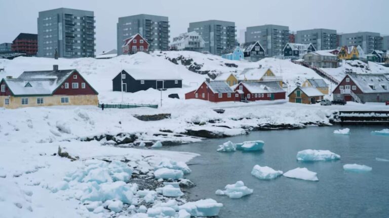 'हमें बस एक बार बुलाओ....', ईरानी पुलिस चीफ ने की ग्रीनलैंड को ट्रंप से बचाने की पेशकश; युद्ध के बीच छिड़ी जुबानी जंग