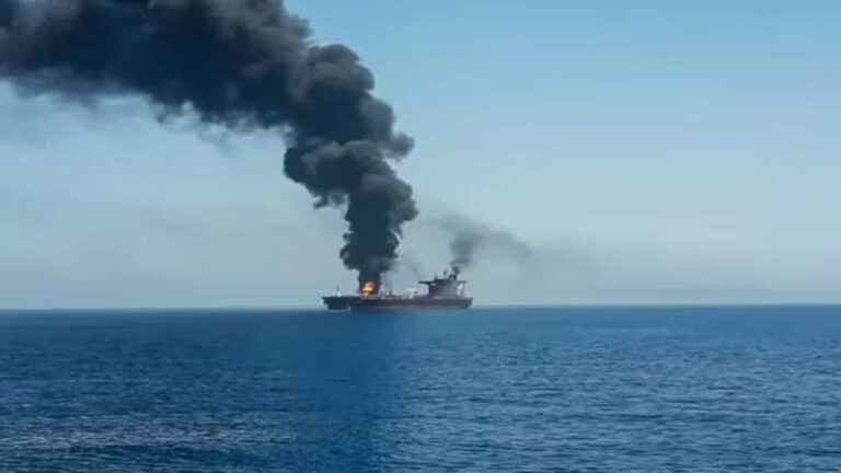दुबई पोर्ट पर खड़े कुवैती तेल टैंकर पर ईरानी हमले से लगी भीषण आग, बचा लिए गए सभी क्रू सदस्य; खाड़ी में चरम पर तनाव