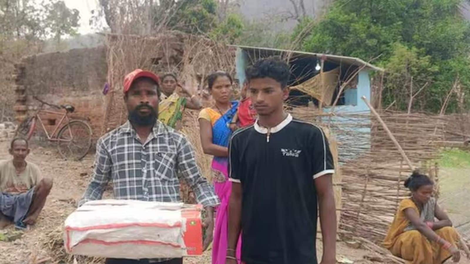 Jharkhand News: अस्पताल ने एंबुलेंस देने से किया इनकार, मासूम बच्चे की बॉडी को बॉक्स में रख घर ले गया लाचार पिता