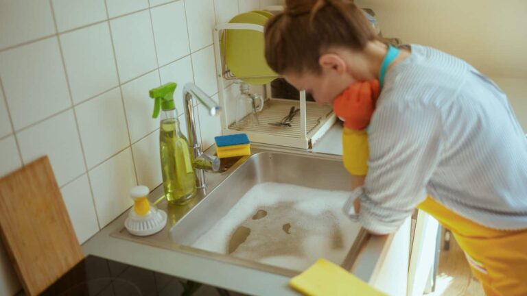 Tips And Tricks: किचन सिंक का ड्रेन बन रहा गंदगी का घर, ऐसे करें आसानी से साफ