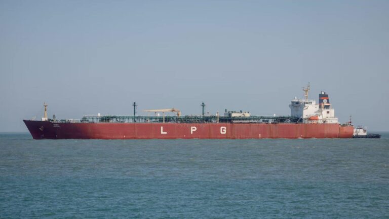 ईरान युद्ध के बीच होर्मुज स्ट्रेट को पार करने की तैयारी में दो और भारतीय LPG टैंकर