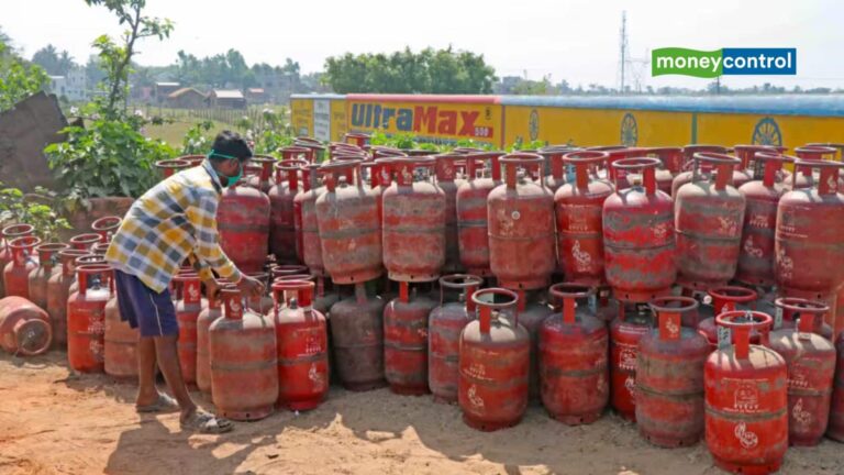 ब्लैक मार्केट में 3000 रुपये पहुंचा कमर्शियल सिलेंडर, जानिये देश के 20 शहरों में किस रेट पर मिल रहा है LPG Cylinder