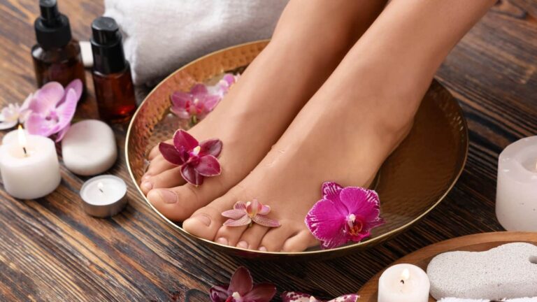  बिना महंगे पार्लर खर्च के, घर पर ही पाएं साफ-सुथरे, सॉफ्ट और निखरे हाथ-पैर!