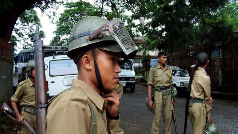 Meghalaya Tension: मेघालय अचानक क्यों जल उठा? कर्फ्यू के बीच BSF के काफिले पर हमला! आगजनी और 2 लोगों की मौत के बाद भारी तनाव