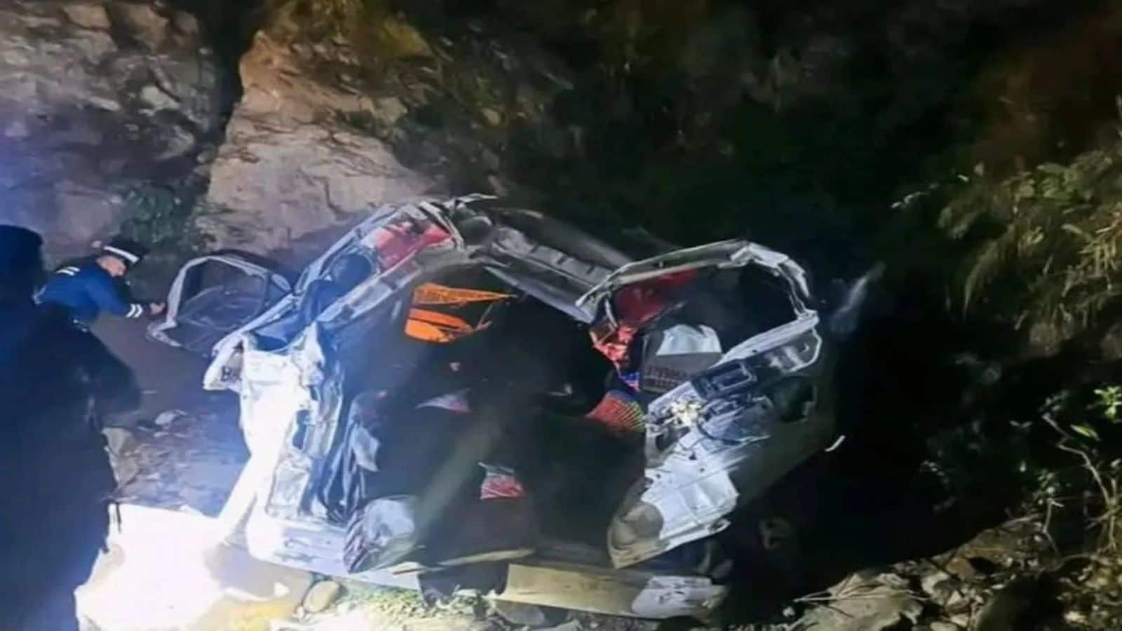 Nepal Bus Accident: नेपाल मे भीषण सड़क हादसा! गहरी खाई में गिरी बस, 7 भारतीय तीर्थयात्रियों की मौत