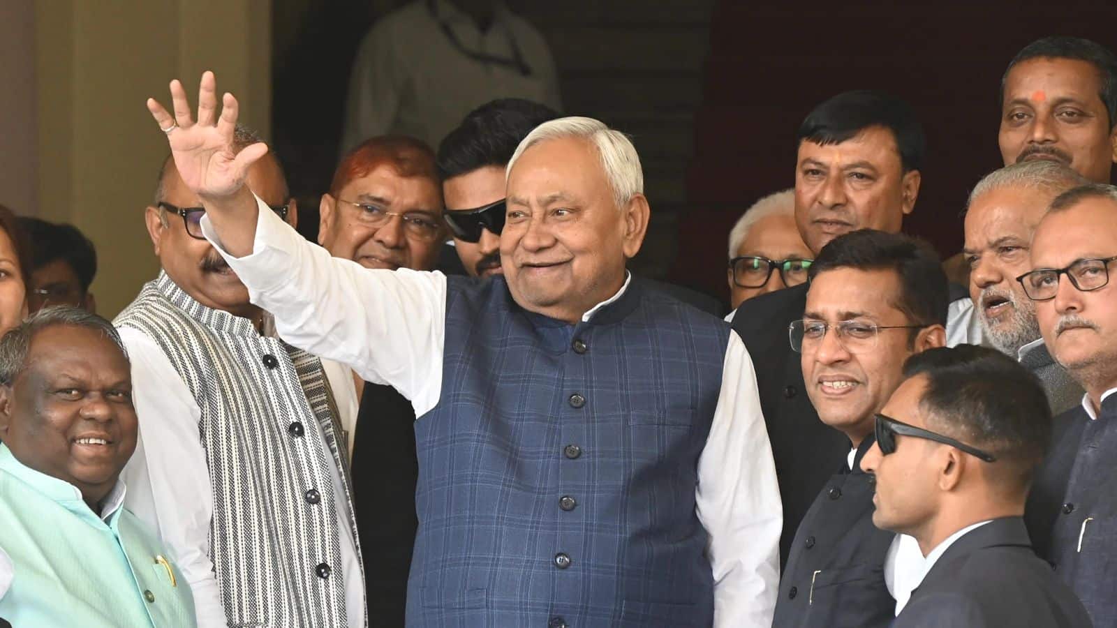 Nitish Kumar Resign: सीएम नीतीश कुमार आज MLC पद से देंगे इस्तीफा! किसे मिलेगी बिहार की कमान? सियासी हलचल तेज