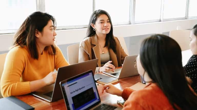 Women's day special : होम मेकर से लेकर वेल्थ-क्रिएटर तक, हर जगह महिलाएं गढ़ रही सफलता की नई कहानी