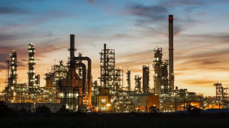 US के प्रतिबंधों में ढील के बाद भारत की रिफाइनरी ईरान से तेल खरीदने पर कर रहीं विचार: रिपोर्ट