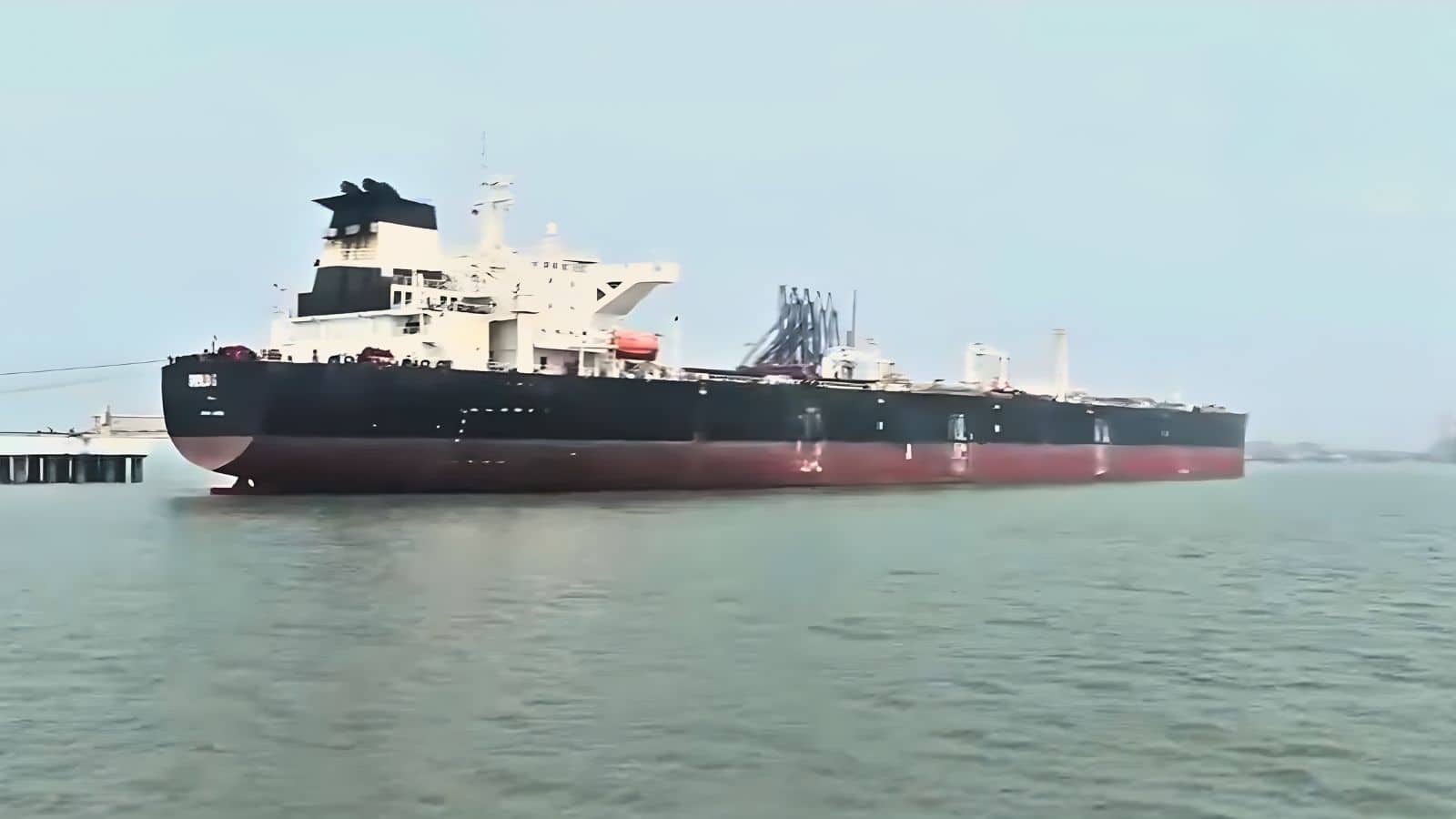 जहाज पर लाइबेरिया का झंडा और भारतीय कप्तान, होर्मुज स्ट्रेट से गुजर कर भारत पहुंचा 1,35,335 मीट्रिक टन तेल