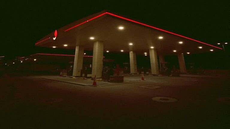 HPCL टूटकर आया 52 हफ्ते के निचले स्तर के करीब, Indian Oil और BPCL के शेयर भी झुलसे, क्या है खरीदारी का मौका?