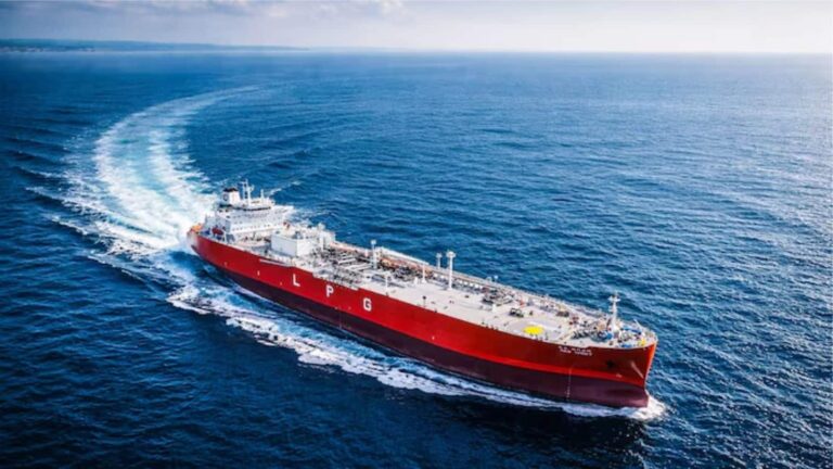 होर्मुज स्ट्रेट से जहाज निकालना है, तो देने होंगे 20 लाख डॉलर! ईरान वसूलेगा पैसा, बोले-  युद्ध में खर्चा होता है