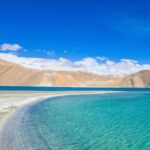 इन झीलों में शीशे की तरह चमकता है पानी! जानें दुनिया की इन जगहों के बारे में