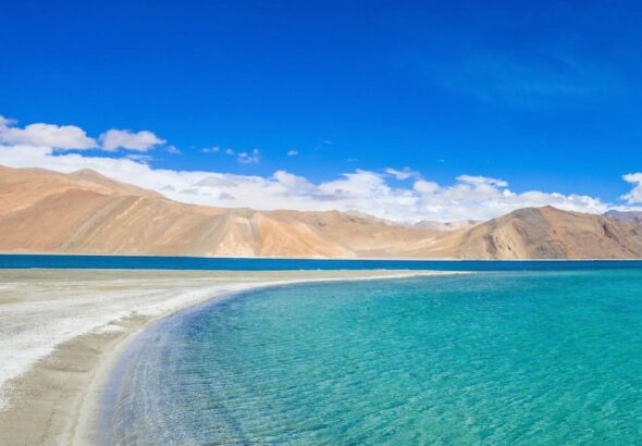 इन झीलों में शीशे की तरह चमकता है पानी! जानें दुनिया की इन जगहों के बारे में